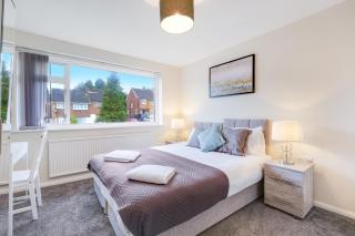 High Wycombe 4 Bedroom House Sleeps 8 Parking - By Roost Accommodation - 6