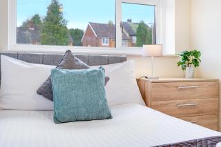 High Wycombe 4 Bedroom House Sleeps 8 Parking - By Roost Accommodation - 7