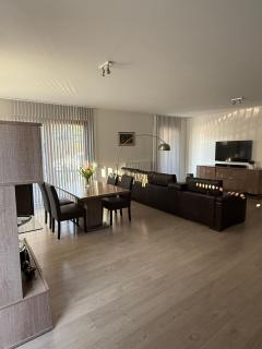 Tomorrowland 2 bedrooms, breakfast, pickup & drop-off - Boom - 0
