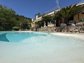 Villa Mareluna Stylish Waterfront Villa with Pool Near Sandy Beaches - 4