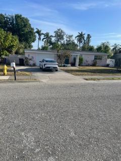 Pink house - Fort Myers - 7