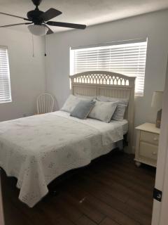 Pink house - Fort Myers - 6