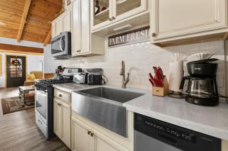 Apple Bear Cottage - Property was perfectly located in a quiet neighborhood - 8