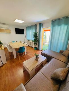 Piso Shic de playa Fenals con terraza y piscina - 9