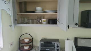 Sunny 2-Bedroom Retreat in Multi-Family Home - West End - 2