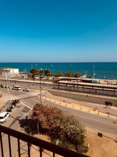 Первая линия моря рядом с Барселоной напротив вокзала - Pineda de Mar - 9