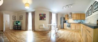 Central 2 bed 2 bath Luxury Apartment - 5