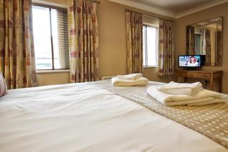 Central 2 bed 2 bath Luxury Apartment - 3