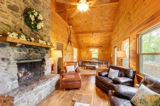 2 Mi to Skiing Blue Ridge Mtn Cabin with Hot Tub! - Beech Mountain - 0
