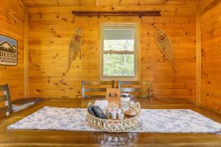 2 Mi to Skiing Blue Ridge Mtn Cabin with Hot Tub! - Beech Mountain - 4