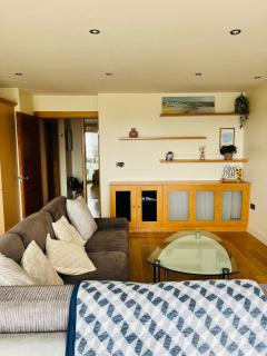 Penthouse Apartment - Town Centre, Sea Views, Secure Parking - Portrush - 0
