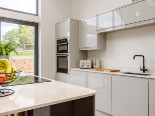 4 Bed in Dunstable 93632 - - 1