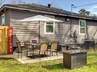 Seven Pines Retreat Peaceful, Stocked Home in White Hall - Pine Bluff - 0