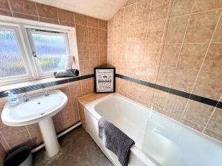 City Centre 4 Bed Spacious House - Hot Tub - Hackington - 5
