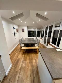 Large detached home in Stamford - - 6