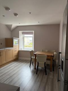 River facing apartment - sleeps 4 - with parking - Inverness - 4