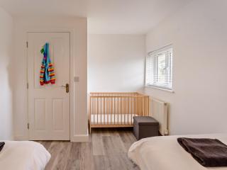 2 Bed in Newport 90243 - Newport - 1