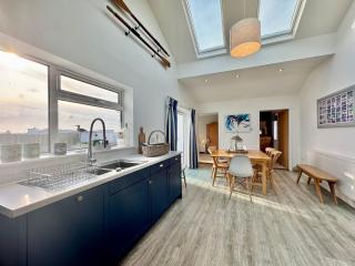 Ty Bychan- Sea Views- Pet Friendly-Secure Garden-4 Bed - Trearddur - 2