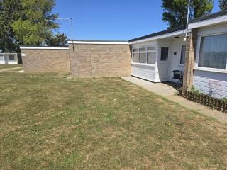 115 Modern South Facing Chalet on Sunbeach in Scratby Near Great Yarmouth - 9