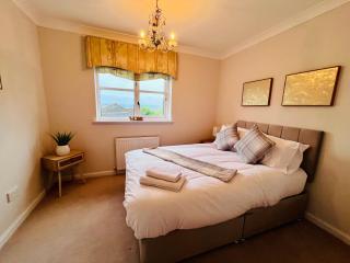 Modern 3 Bedroom Apartment, Free Parking, 2 bathrooms, sleeps 6, central prime location - Motherwell - 5
