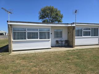 102 M and T Chalets Sunbeach,Scartby Near great Yarmouth 2 bed south facing Chalet - Great Yarmouth - 0