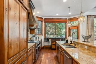 Cascade Village 4BR Hot Tub Shuttle Access - 2