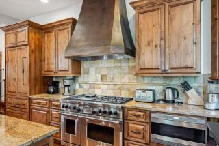 Cascade Village 4BR Hot Tub Shuttle Access - 1