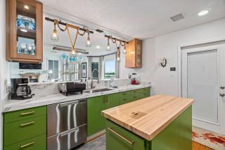 Stunning waterfront home with private pier and sunset views - Galveston - 3