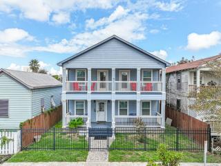 Spacious 2-story house nestled just 3 blocks away from the picturesque seawall - Galveston - 7