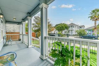 Spacious 2-story house nestled just 3 blocks away from the picturesque seawall - Galveston - 9