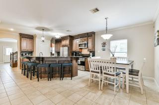Spacious 2-story house nestled just 3 blocks away from the picturesque seawall - Galveston - 2