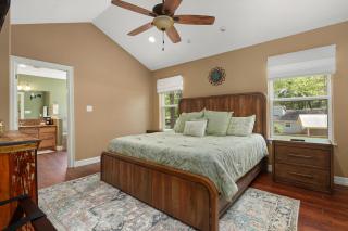 Sunset Cove 1 - Lakefront Retreat Waterfront with Spectacular Sunset Views - Livingston - 7