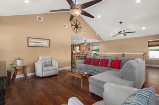 Sunset Cove 1 - Lakefront Retreat Waterfront with Spectacular Sunset Views - Livingston - 3