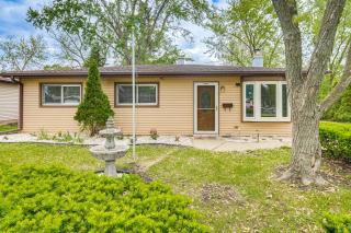 8 Mi to Nature Center Streamwood Gem with Yard! - Streamwood - 8