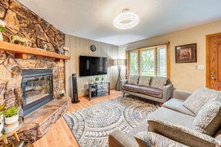 8 Mi to Nature Center Streamwood Gem with Yard! - Streamwood - 0