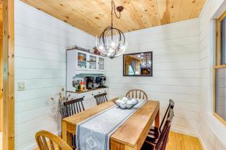 5 Mi to Dtwn Blue Ridge Spacious Cabin with Hot Tub - 1