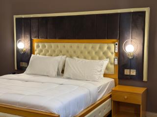 Haven Inn - - 5