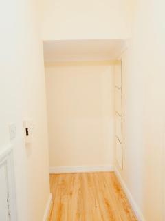 Split Level 3 Bedroom Apartment , Sleeps 8, Near Ally Pally, Balcony & Workspace - 8