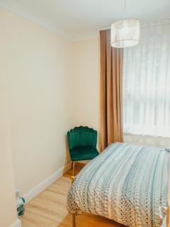 Split Level 3 Bedroom Apartment , Sleeps 8, Near Ally Pally, Balcony & Workspace - 4
