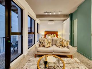 Upmarket and Stylish Apartment With Rooftop Pool. - 9