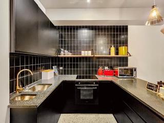 Upmarket and Stylish Apartment With Rooftop Pool. - 6