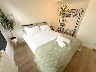 Guest Room in Basildon, Essex - 7