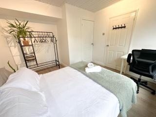 Guest Room in Basildon, Essex - 6