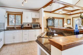 Love Lake Retreat with Hot Tub in New Richmond! - New Richmond - 3