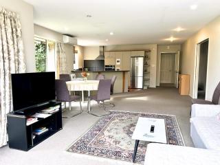Sunny Garden Retreat - 3-BR Home near Mall, City & Airport - Christchurch - 8