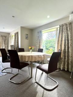 Sunny Garden Retreat - 3-BR Home near Mall, City & Airport - Christchurch - 7