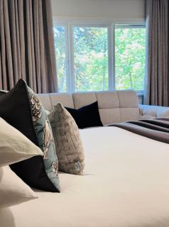 Charming Queen Bedroom with Bathroom Vancouver West - Vancouver - 7