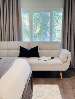 Charming Queen Bedroom with Bathroom Vancouver West - Vancouver - 6