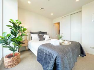 Urban Retreat 1-Bedroom Studio with Balcony - 1