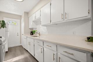 Emerald Gem SoCo Condo - Austin - 9